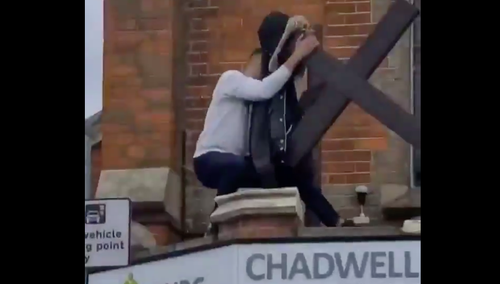[WIDEO] Wstrząsające obraz z Londynu. Młody człowiek łamie krzyż