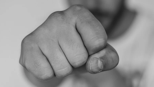 Matka oglądała telewizję i jadła tosty, a partner skatował jej syna na śmierć