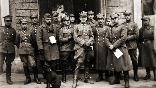 Oficerowie Oddziału Wydzielonego ppłk. Gustawa Paszkiewicza ( w środku ze szpicrutą) (55. i 56. pp, 2. i 3. dyon 14. pap, 3. komp. 14. baonu saperów) po ponownym zajęciu Mińska Litewskiego w wojnie polsko-bolszewickiej