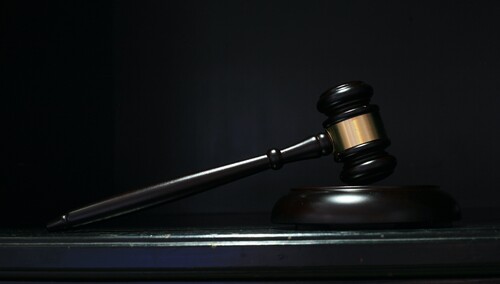 młotek sędziowski / zdjęcie poglądowe