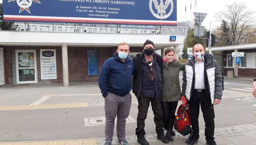 Tomasz Gutry w towarzystwie kolegów z redakcji opuścił szpital