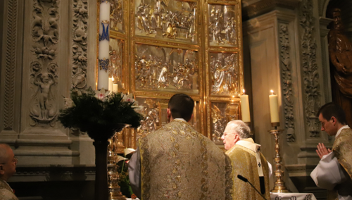 abp Marek Jędraszewski odprawia Roraty w katedrze na Wawelu