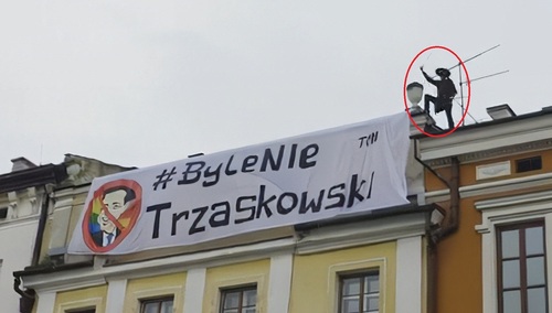 Mężczyzna przebrany za Zorro podczas wystąpienia Rafała Trzaskowskiego w Tarnowie