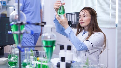 Kobieta naukowiec - zdjęcie poglądowe