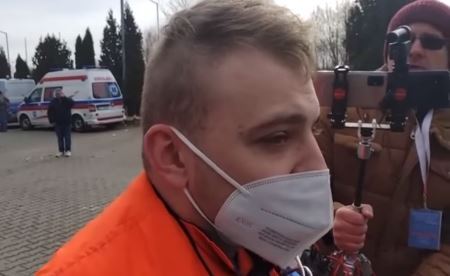 [wideo] Wstrząsająca relacja ratownika z granicy z Ukrainą: „Agresywni mężczyźni spoza Ukrainy, tylko 20 proc. to matki z dziećmi”