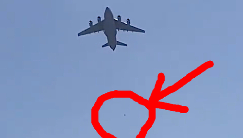 „Zdesperowani Afgańczycy wiszą na oponach samolotu i spadają z nieba”. Tragiczne informacje z lotniska w Kabulu [WIDEO]