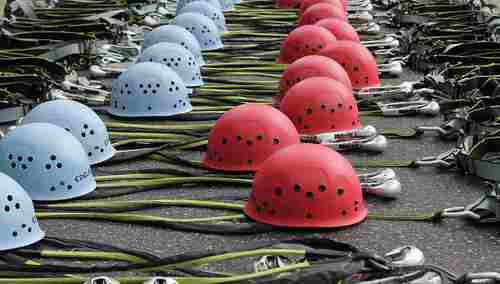 Kaski wspinaczkowe (zdj. ilustracyjne)