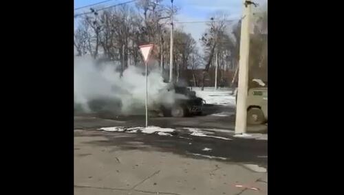 Płonący pojazd opancerzony Tigr, Charków, 27 lutego 2022 r.