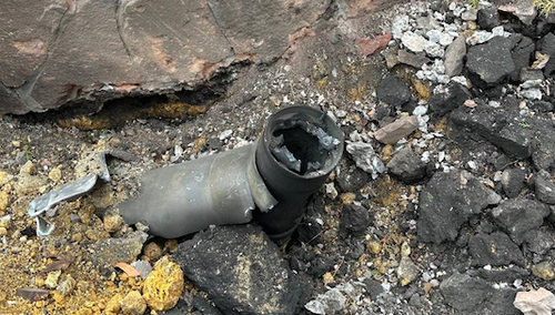 fragment pocisku pod figurą Matki Bożej