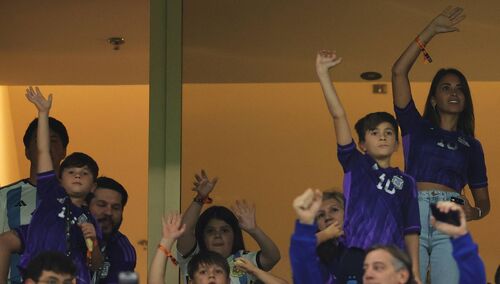 Antonela Roccuzzo, żona Lionela Messiego z synami Thiago i Mateo podczas FIFA World Cup 2022 