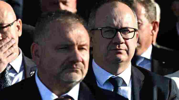 Na pierwszym planie minister sprawiedliwości Waldemar Żurek. W tle jego poprzednik Adam Bodnar 