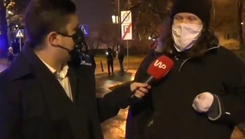 Anita Sobiechowska, przykleiła się do bramy MEN