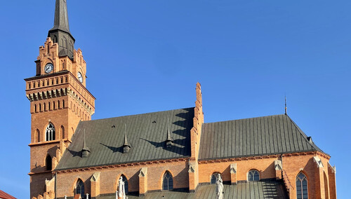 Widok na bazylikę katedralną Narodzenia Najświętszej Maryi Panny w Tarnowie z placu Katedralnego