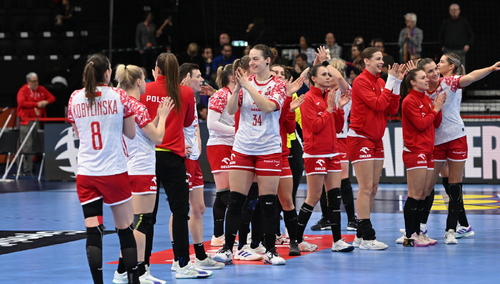 Zawodniczki reprezentacji Polski po wygranym meczu grupy C mistrzostw Europy piłkarek ręcznych z Portugalią w Bazylei