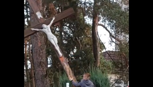 [VIDEO] "Tego się nie da skomentować". W biały dzień ściął przydrożny krzyż. Jest nagranie