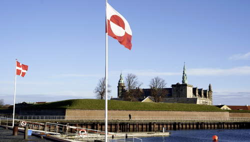 Flaga Grenlandii w duńskim mieście portowym Elsinore