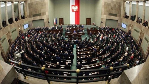 Posłowie na sali sejmowej