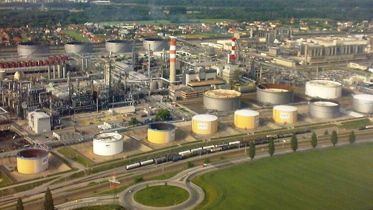 „Uszkodzona główna instalacja destylacyjna w rafinerii”. Austria sięga po rezerwy