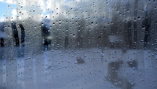 Deszcz i śnieg za oknem