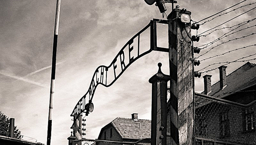 Brama KL Auschwitz. Wykuta przez polskich więźniów