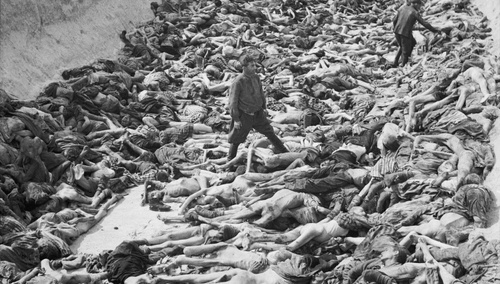 KL Bergen-Belsen. Lekarz obozowy, dr Fritz Klein, stoi w masowym grobie w obozie Belsen.