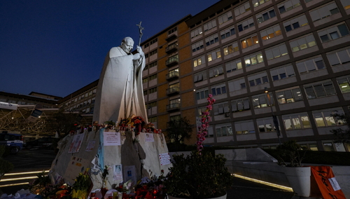 Modlitwa pod Kliniką Gemelli