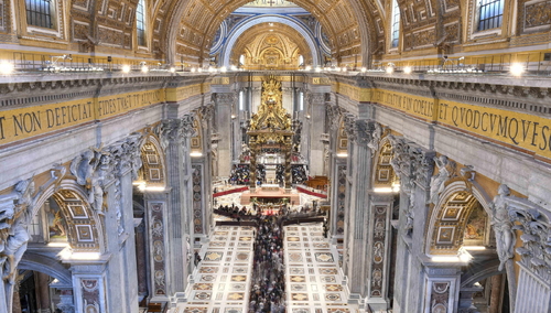 Pożegnanie papieża Franciszka, pielgrzymi w bazylice św. Piotra 