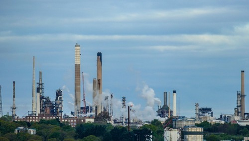 Rafineria ropy naftowej - zdjęcie poglądowe