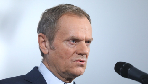 "Wódz nam uciekł z pola bitwy". Tusk atakuje Jarosława Kaczyńskiego. Internauci odpowiadają