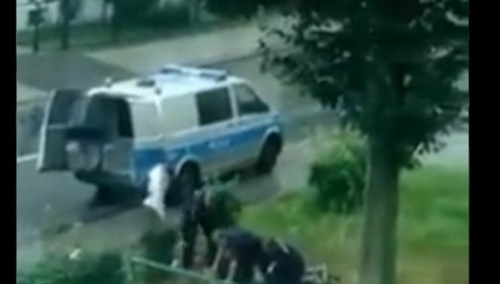 Lubińscy policjanci zostali wezwani na miejsce, gdzie agresywny i pobudzony mocno mężczyzna miał rzucać kamieniami w okna zabudowań – podaje policja. / Twitter