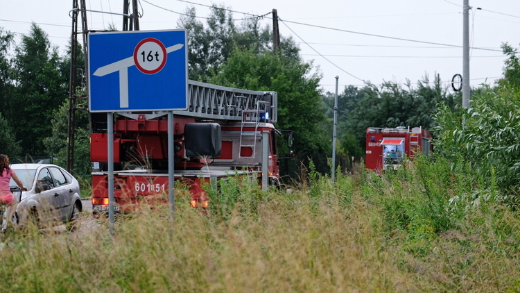 Straż pożarna usuwa zniszczenia po burzy w miejscowości Niegowoniczki, 14 bm. Nad województwem śląskim przeszły gwałtowne burze.