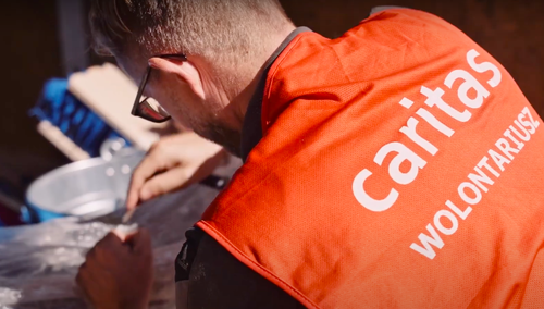 Wolontariusz Caritas/zdjęcie poglądowe