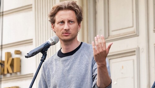 "Nie ma go w kalendarzu". Sekretariat Tuska kompromituje Sterczewskiego ws. spotkania z szefem PO