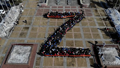 Rosjanie ustawieni w propagandowy symbol Z