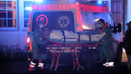 Roman Giertych zabierany karetką do szpitala, po tym jak zasłabł podczas przeszukania w jego domu w podwarszawskim Józefowie