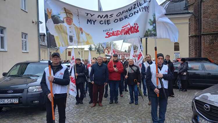 "Marsz w obronie świętości życia i dobrego imienia św. Jana Pawła II" przeszedł ulicami Krosna