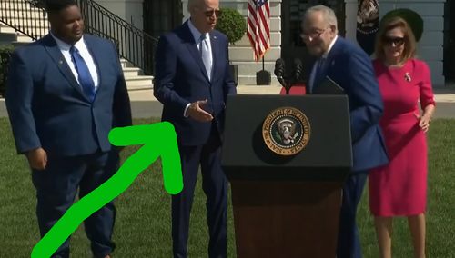 Joe Biden zapomina, że uścisnął rękę senatorowi Chuckowi Shumerowi