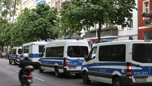 Nalot niemieckiej policji na aktywistów klimatycznych Ostatnie Pokolenie w Berlinie