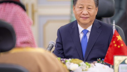 Xi Jinping podczas wizyty w Arabii Saudyjskiej