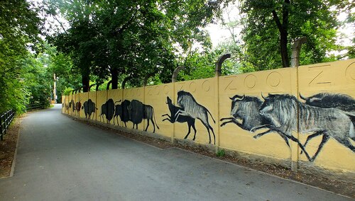 Mural autorstwa Jerzego Wołoszynowicza na ogrodzeniu zoo 