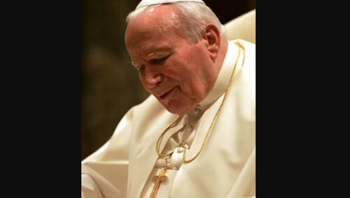 Pasłęk: Zdewastowano miejsce upamiętniające Jana Pawła II. Policja szuka sprawcy