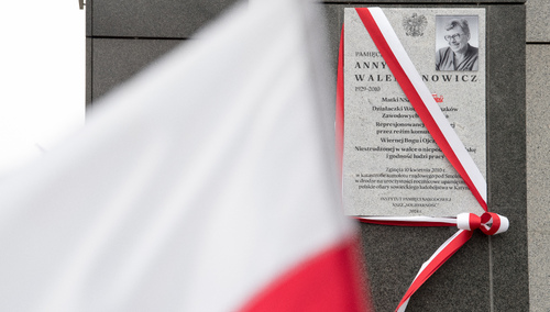 Tablica upamiętniająca Annę Walentynowicz w Gdańsku