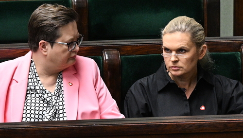 Minister edukacji Barbara Nowacka (P) oraz wiceminister edukacji Katarzyna Lubnauer (L) w Sejmie