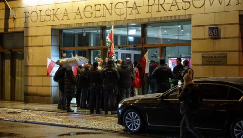 Warszawa, 21.12.2023. Demonstracja przed siedzibą Polskiej Agencji Prasowej