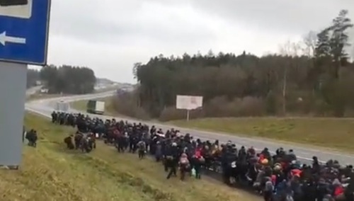 Tłumy migrantów na granicy. Rząd zwołuje sztab kryzysowy. „Dziś dzień pełen odpowiedzialności. Dla nas wszystkich”