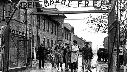 Więźniowie opuszczający Auschwitz