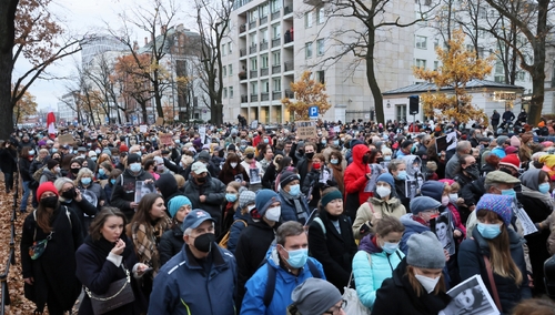 Szokujące sceny podczas marszu „dla Izy z Pszczyny”. „Je**ć PiS”, „Kto nie skacze ten…” [WIDEO]