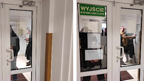 Posłowie Mosiński i Telus uwięzieni w przedsionku budynku TVP Info na Placu Powstańców