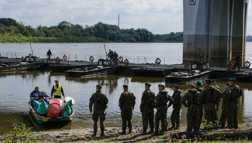 Wojsko zbudowało most pontonowy przez Wisłę