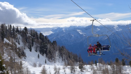 Nieoficjalnie: Rząd myśli o powrocie do obostrzeń. Na pierwszy ogień wyciągi